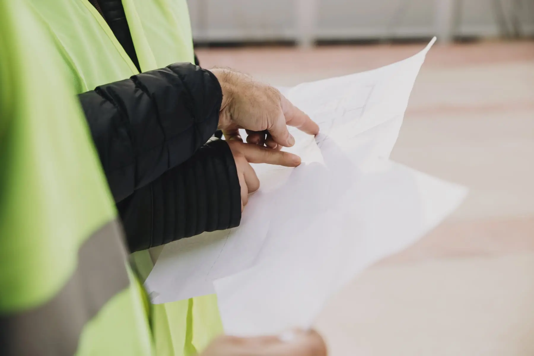 Deux personnes en train de pointer un document papier