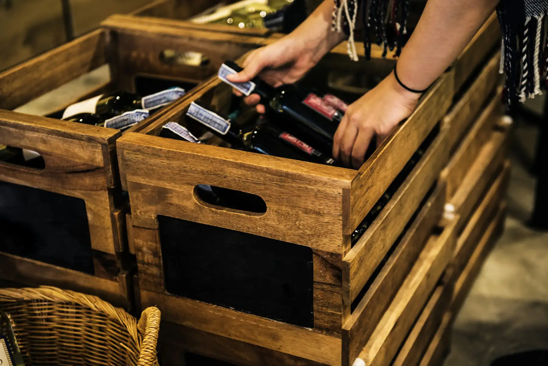 Une personne en train de tenir une bouteille de vin