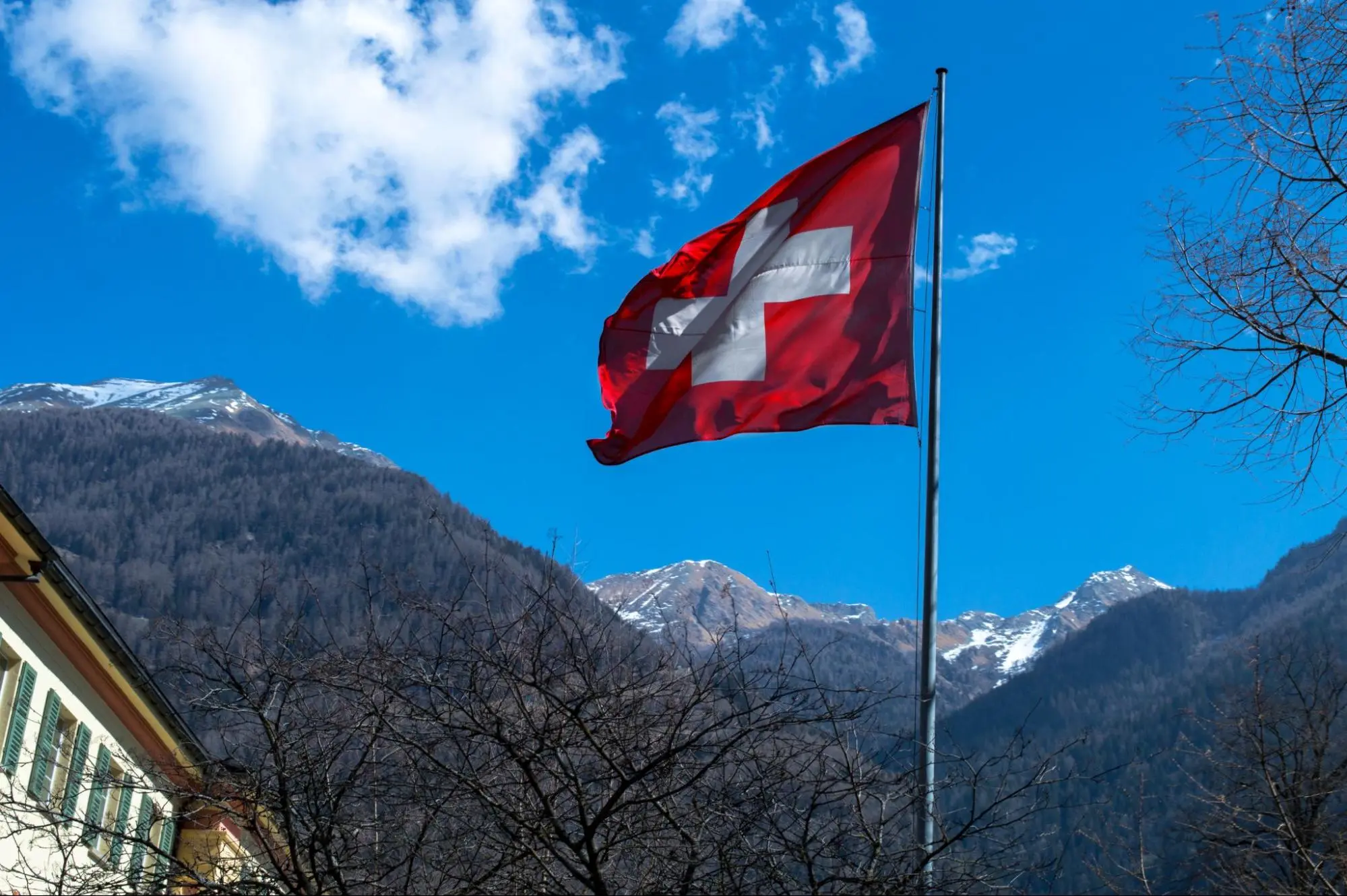 Un transport de marchandise arrivé devant le drapeau Suisse